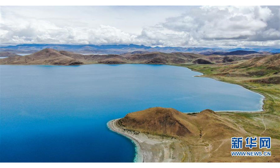 羊卓雍错一角（7月22日无人机拍摄）。 羊卓雍错简称羊湖，位于西藏山南市浪卡子县境内。7月，西藏进入雨季，羊卓雍错降雨丰富，自然景色壮丽奇美。 新华社记者 晋美多吉 摄