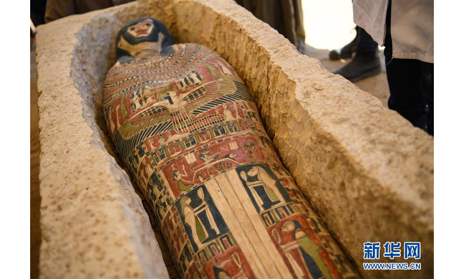 这是7月13日在埃及首都开罗以南的弯曲金字塔附近拍摄的棺椁。新华社记者 李琰 摄