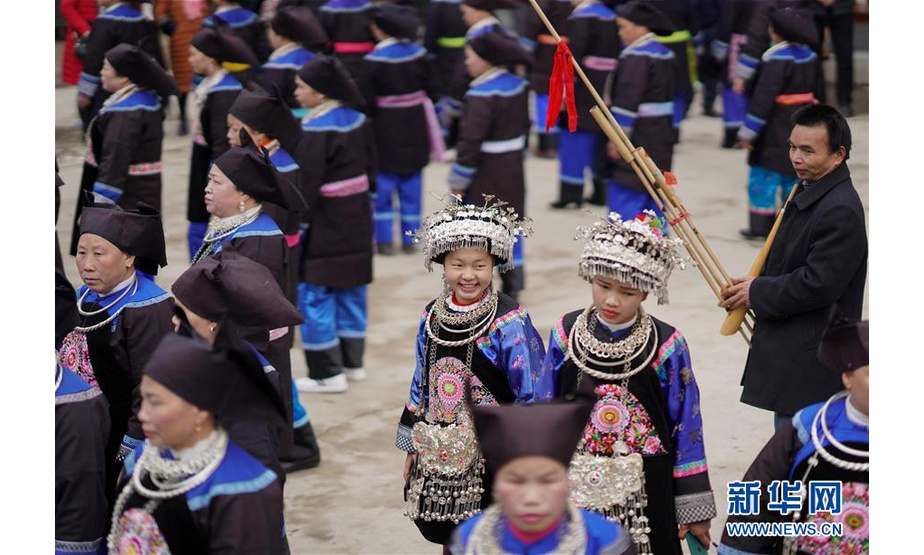 3月23日，群众在跳芦笙舞。 连日来，在贵州省剑河县岑松镇岑松社区对门寨，来自周边村寨的少数民族群众欢聚一堂，通过跳芦笙舞、对情歌、唱苗族古歌等方式，欢度民族芦笙歌舞文化节。 新华社记者 陈晔华 摄