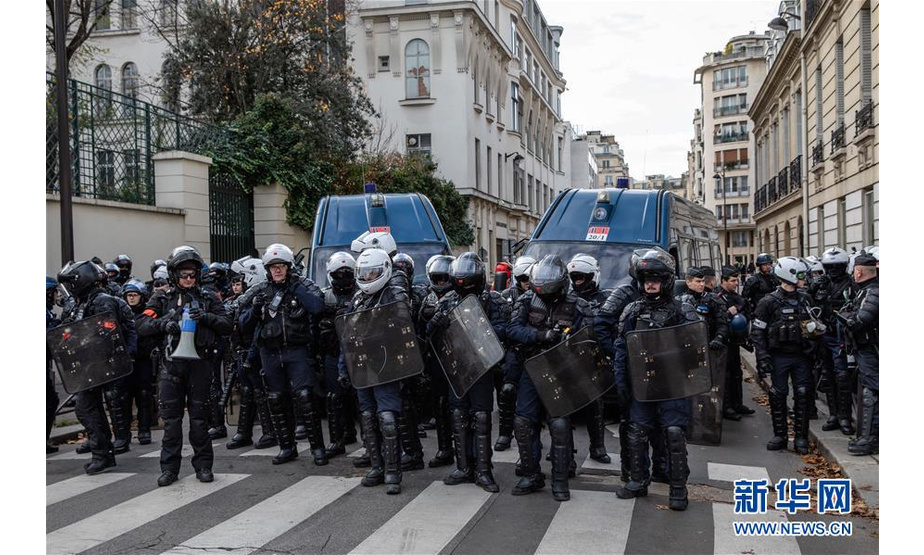 12月10日，在法国巴黎，警察在罢工游行现场严阵以待。法国全国跨行业大罢工及游行10日继续举行，交通、教育等多个行业受到影响。新华社发（奥雷利安·莫里萨尔摄）