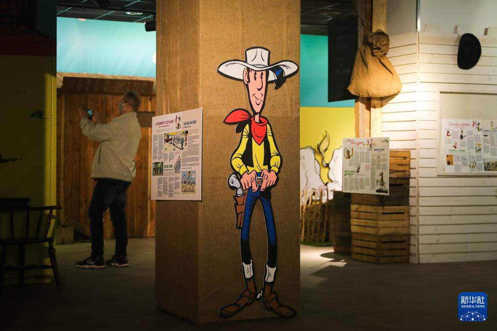 9月16日，参观者在比利时布鲁塞尔观看《幸运的卢克》主题漫画展。