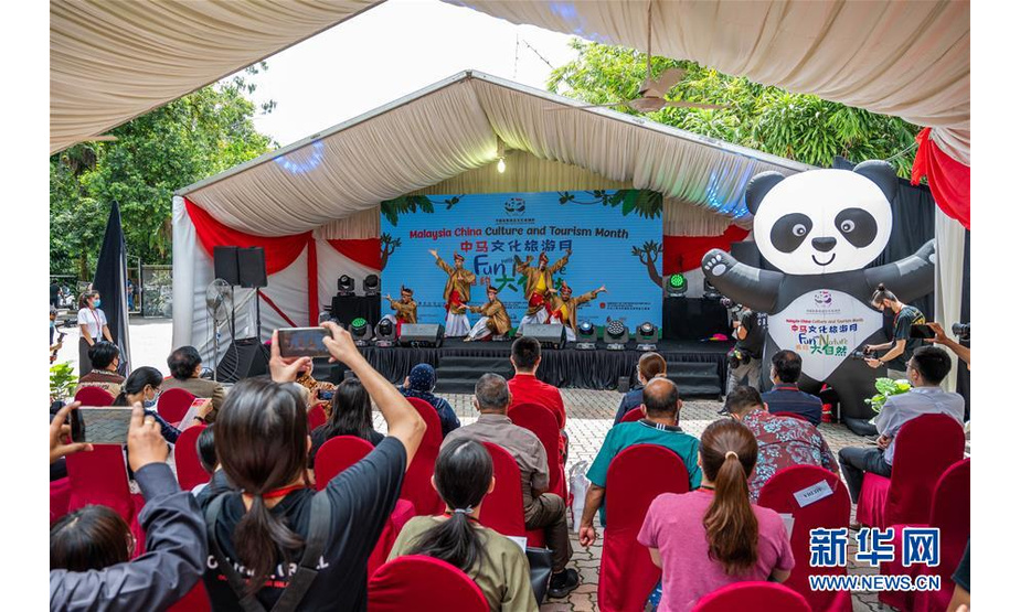 9月26日，在马来西亚吉隆坡附近的马来西亚国家动物园，观众在“中马文化旅游月·相约大自然”活动开幕式上观看马来武术表演。 由吉隆坡中国文化中心主办的“中马文化旅游月·相约大自然”活动26日在马来西亚国家动物园拉开帷幕，吸引了当地众多市民参与。 新华社记者 朱炜 摄