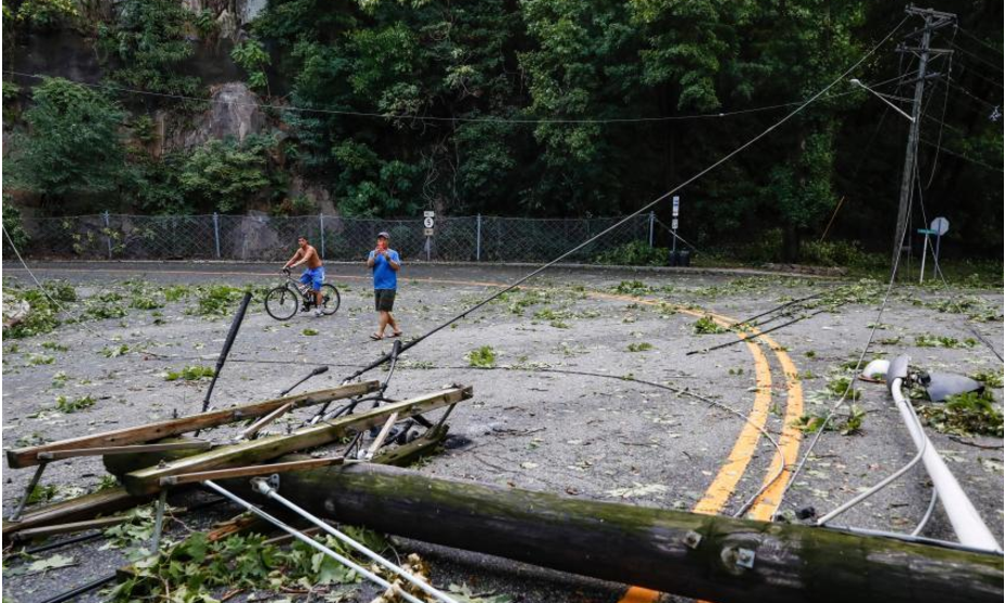 美国新泽西州，电线杆被风吹倒。
