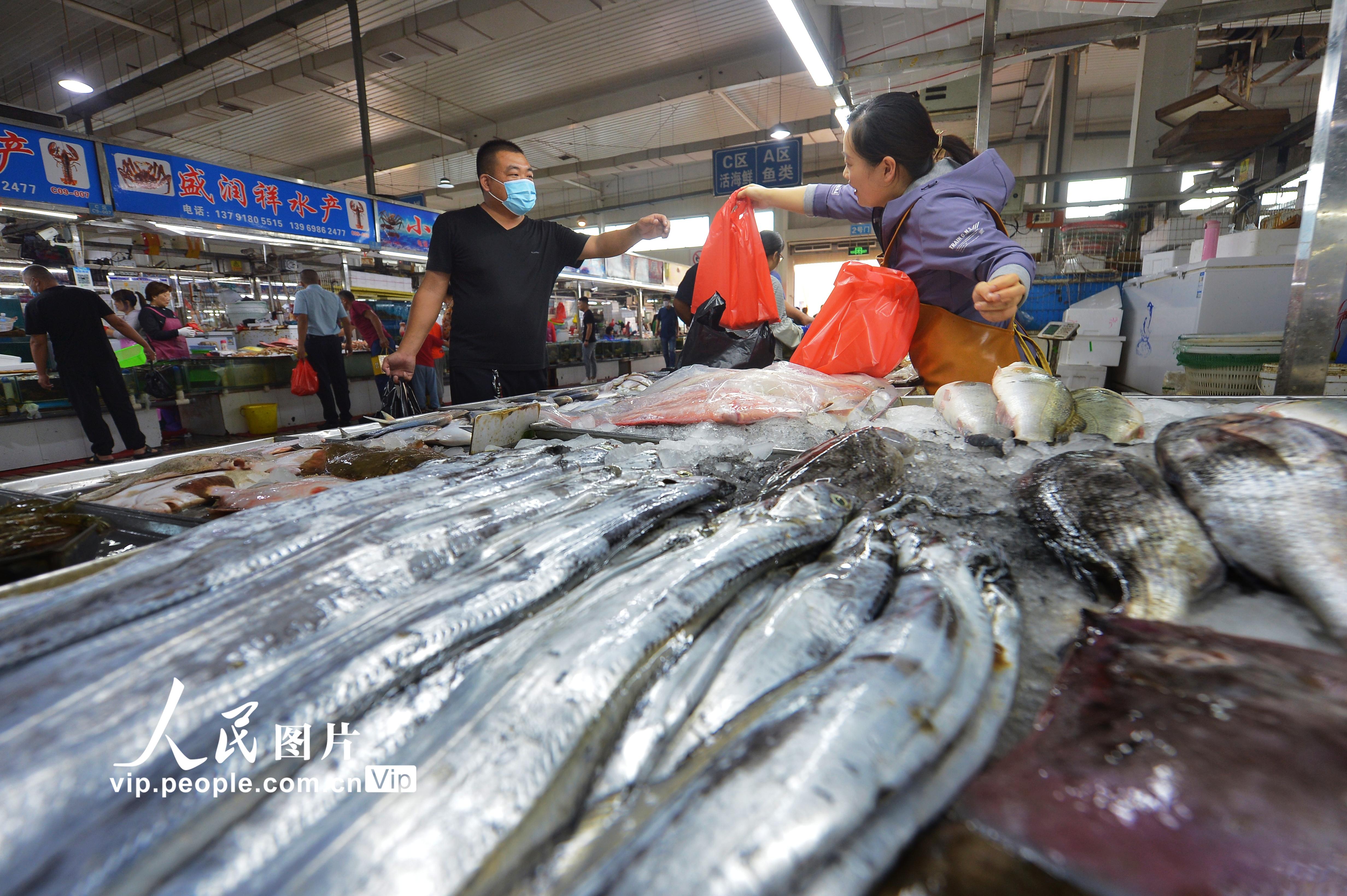 2020年9月14日，黄渤海伏季休渔结束两周，山东省青岛市城阳区海鲜市场摆满各种新鲜海鱼、螃蟹、贝类等海产。随着秋捕产量提高，各类海鲜价格逐渐回落，吸引不少消费者前来购买尝鲜。王海滨/摄