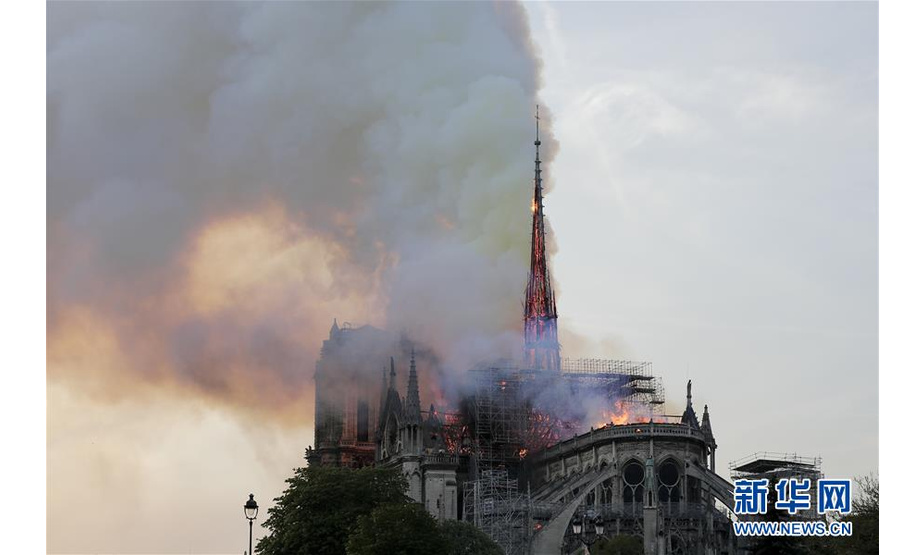 4月15日，在法国巴黎，巴黎圣母院燃起大火。 新华社发（亚历山大·卡曼摄）