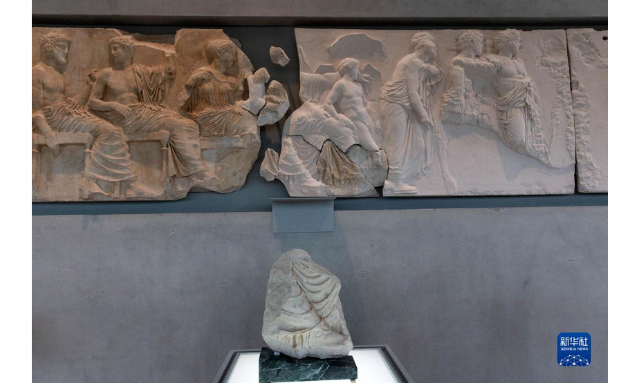 1月10日，一块原保存于意大利一家博物馆的雅典卫城帕特农神庙石雕碎片在希腊雅典卫城博物馆展出。

　　在意大利和希腊两国博物馆签署长期租借协议后，原保存在意大利一家博物馆的一块雅典卫城帕特农神庙石雕碎片10日在希腊雅典卫城博物馆展出。

　　新华社发（马里奥斯·罗洛斯摄）