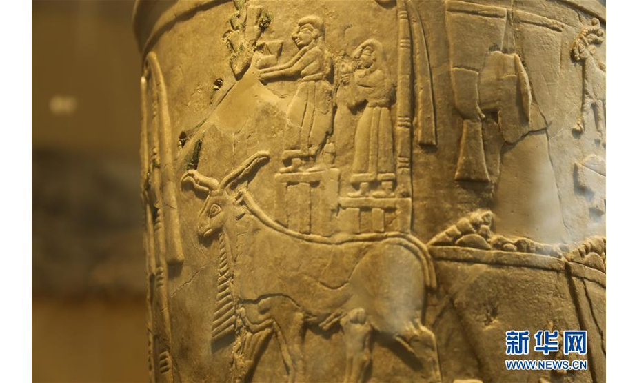 这是9月19日在位于巴格达的伊拉克博物馆拍摄的藏品上的精美浮雕。 位于巴格达的伊拉克博物馆始建于20世纪20年代，是世界上最重要的馆藏美索不达米亚文明文物的博物馆，珍藏着古代两河流域苏美尔、亚述、巴比伦等历史时期的瑰宝。2003年伊拉克战争爆发后，博物馆遭到洗劫和破坏，大量珍贵文物丢失。2015年2月，伊拉克博物馆重新开放。 新华社记者 张淼 摄