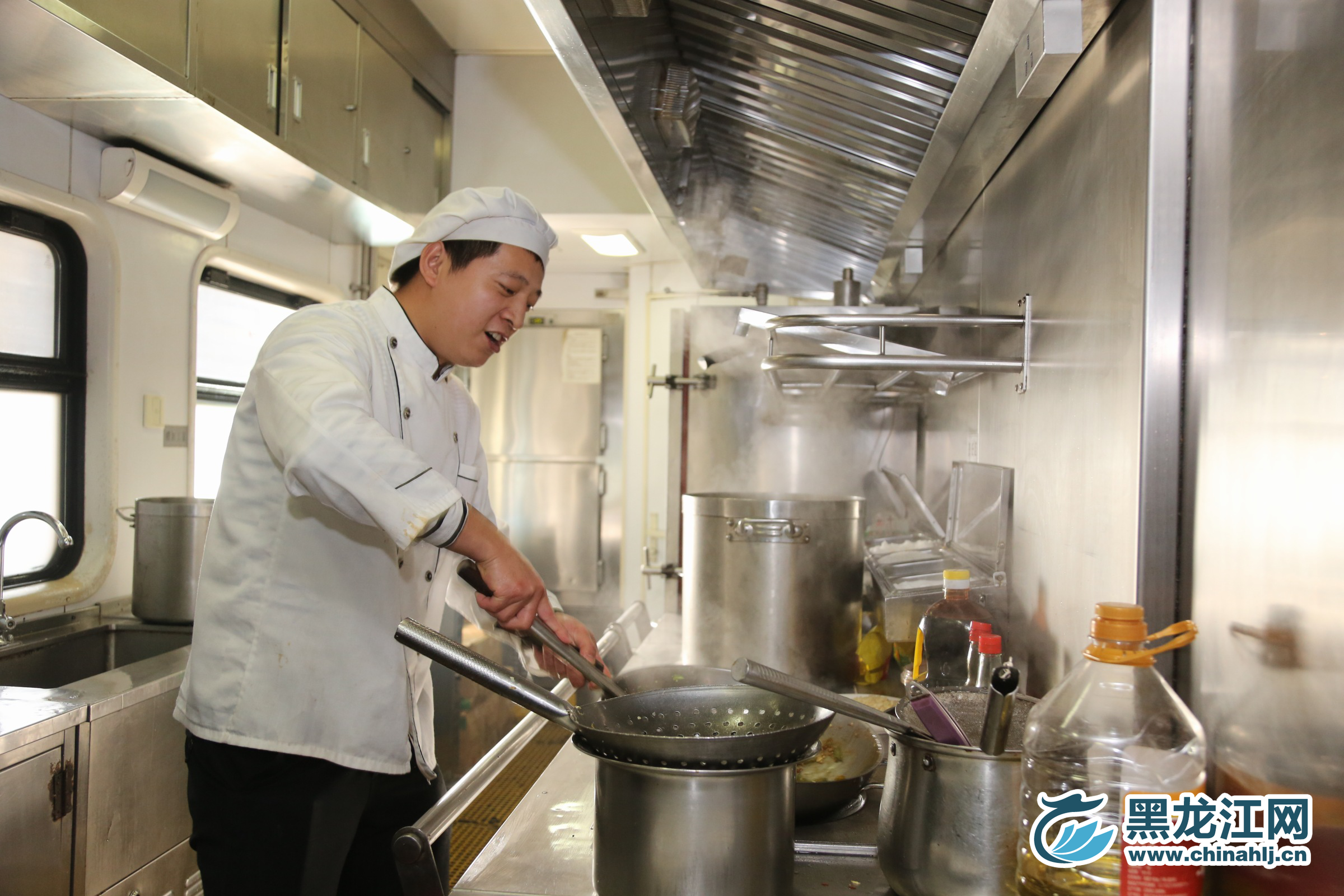 掌勺师傅正在炒菜。 石启立 摄