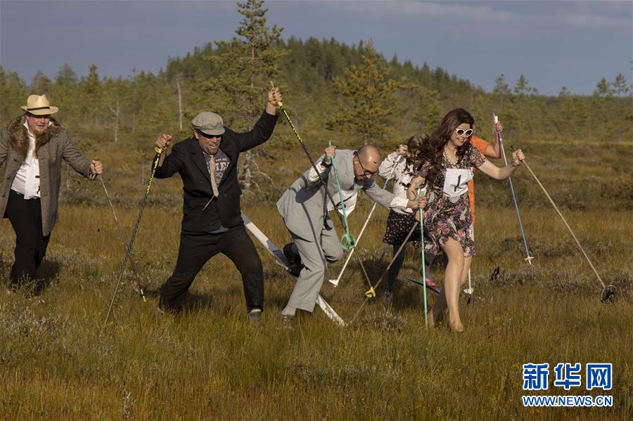 8月10日，在芬兰北部的普达斯耶尔维，人们参加“花裙高跟鞋 滑越沼泽地”趣味赛事。 在芬兰北部的普达斯耶尔维举行的“花裙高跟鞋 滑越沼泽地”趣味赛事已有14年的历史，参赛者要穿着花裙和高跟鞋，脚踩滑雪板滑行穿过30米的沼泽地带。相对于冬天在雪地上滑雪，夏日里在沼泽地滑行需要耗费更多的体力并掌握更多技巧，参与者也从中享受到了别样的乐趣。 新华社发（马蒂·马蒂凯宁摄）
