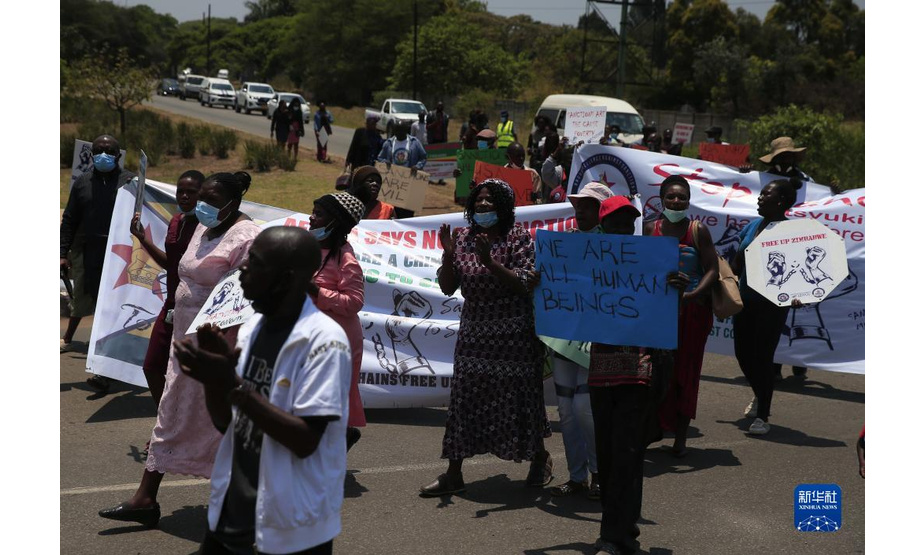 10月25日，人们在津巴布韦首都哈拉雷的美国驻津使馆附近举行游行示威，抗议西方国家对津制裁。

　　当日，津巴布韦总统姆南加古瓦表示，英美等西方国家的非法制裁给津巴布韦造成严重负面影响，西方国家应尽快解除对津制裁。南部非洲发展共同体（南共体）2019年将每年10月25日定为“南共体反制裁日”，以声援津巴布韦，共同呼吁解除西方国家对津的非法制裁。

　　新华社发（肖恩·朱萨摄）