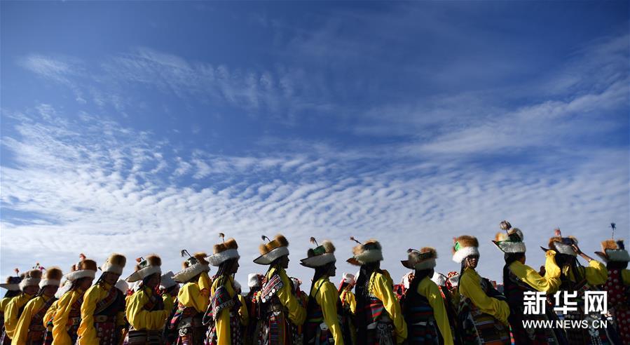 在西藏那曲市赛马节上拍摄的戴“天线帽”的西藏安多妇女（8月10日摄）。 西藏藏北安多县牧民有戴“天线帽”的传统，“天线帽”传统上由羊羔皮、狐狸皮等缝制，现多为羊羔皮及人造皮缝制。不论男女所戴的“天线帽”顶上都有一根类似天线的条状彩线编织物竖起。 新华社记者 觉果 摄
