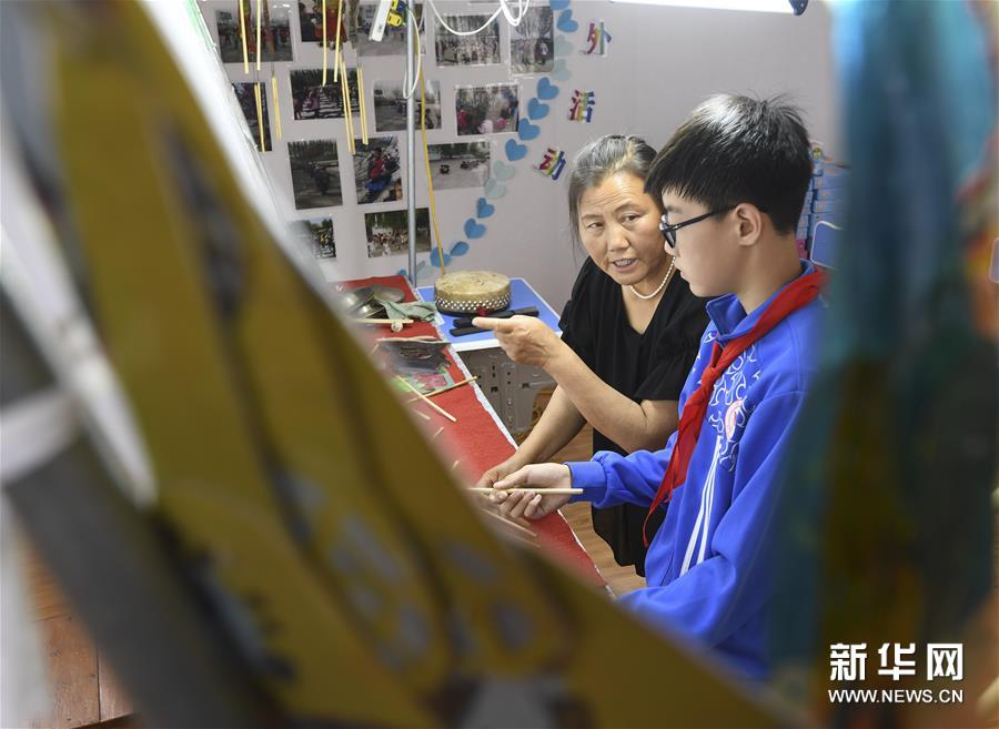 6月13日，大漫港小学学生在检查自己的剪纸作品。 新华社发（刘满仓 摄）