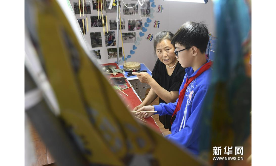 6月13日，大漫港小学学生在检查自己的剪纸作品。 新华社发（刘满仓 摄）