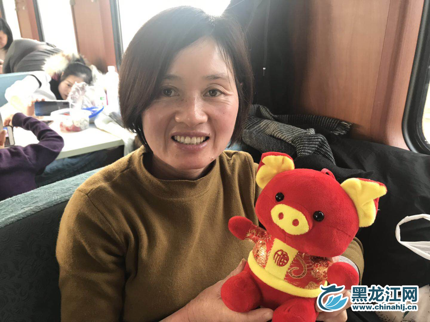 这位女士拉来吉祥“小猪”一同合影。宋菲 摄