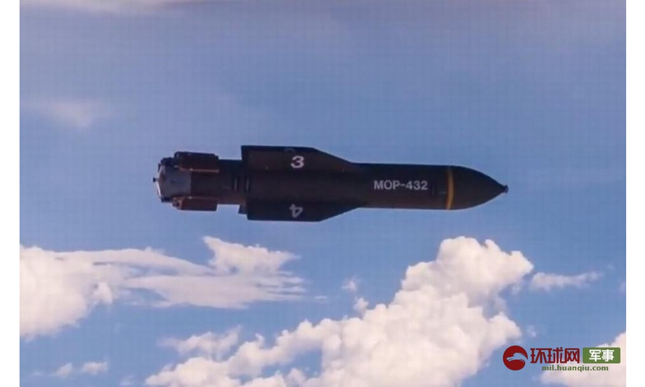 MOP钻地弹长6.2米，直径0.8米、重13.6吨，采用GPS/INS制导，在炸弹中部“十”字形安装有4个短横翼，尾部有4个可折叠栅格尾翼。
