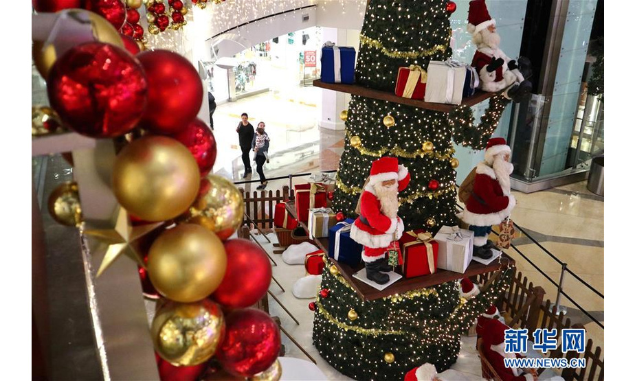 这是12月9日在土耳其伊斯坦布尔市一家商场拍摄的圣诞主题装饰。 随着圣诞节临近，土耳其最大城市伊斯坦布尔的不少商场开始布置以圣诞为主题的各种装饰，同时推出圣诞促销活动以吸引顾客。 新华社记者 徐速绘 摄