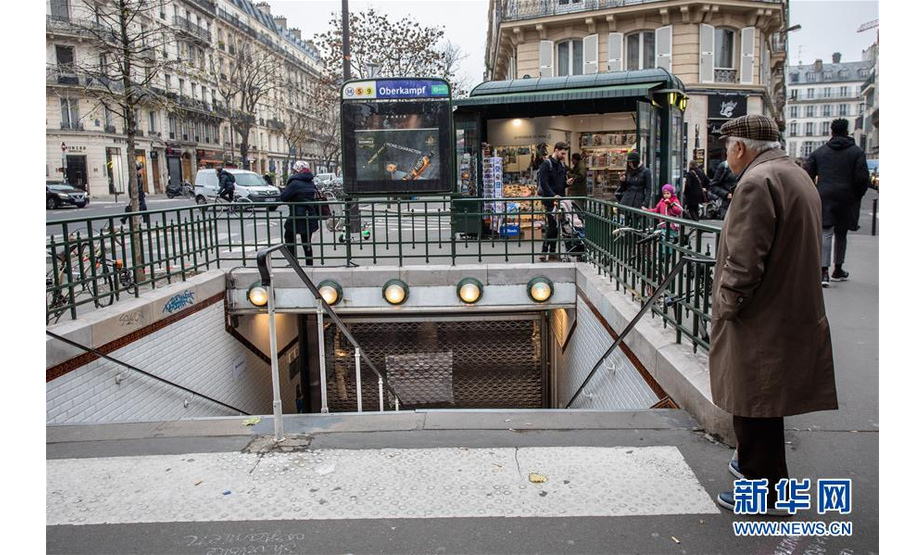 这是12月5日在法国巴黎拍摄的受罢工影响关闭的一处地铁站。 法国5日爆发全国范围内的罢工游行，导致交通几乎全面瘫痪。部分暴力示威者与警方发生冲突，警方宣布逮捕上百人。 新华社发（奥雷利安·莫里萨尔摄）
