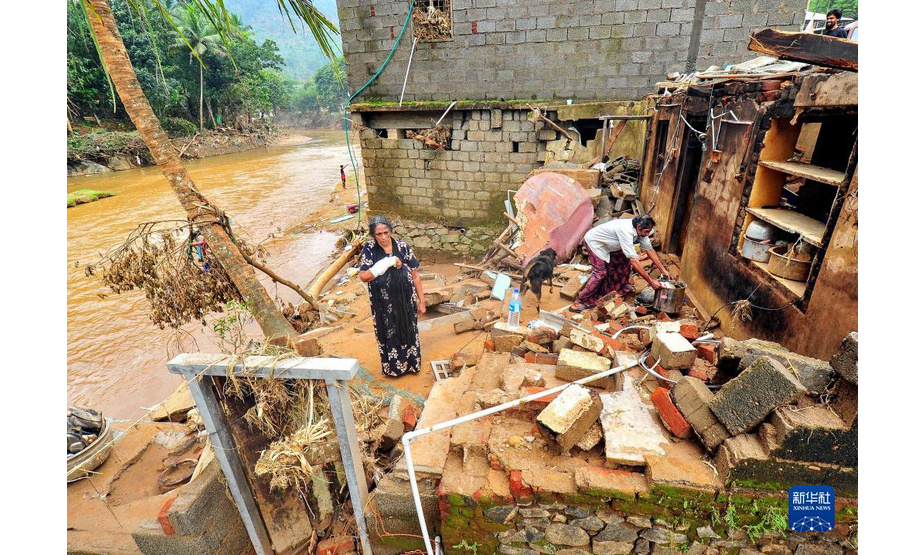 这是10月20日在印度喀拉拉邦戈德亚姆拍摄的遭洪水破坏的房屋。

　　印度南部喀拉拉邦近日持续遭暴雨袭击，多地发生洪水和山体滑坡，造成至少27人死亡。

　　新华社发