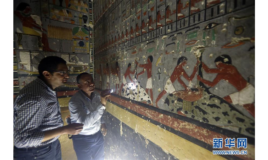 4月13日，在埃及首都开罗以南约30公里的塞加拉地区，人们在贵族墓葬内参观。13日，埃及文物部组织媒体参观了近日在首都开罗以南约30公里的塞加拉地区发现的一座第五王朝时期的贵族墓葬。埃及文物部发布的声明说，该金字塔位于杰德卡雷金字塔旁，是迄今为止发现的古王国时期最大的王后金字塔。 新华社发（艾哈迈德·戈马摄）