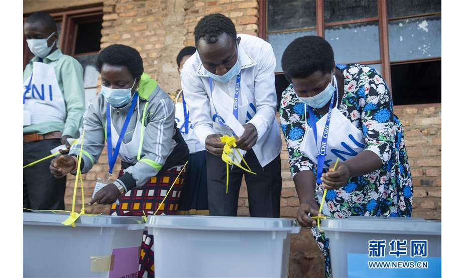 5月20日，在布隆迪中部的基特加省一处投票站，布隆迪国家独立选举委员会的工作人员在大选开始前做准备工作。 中非国家布隆迪20日举行总统、国民议会和地方选举。 新华社发（埃夫拉尔·恩根达库马纳摄）