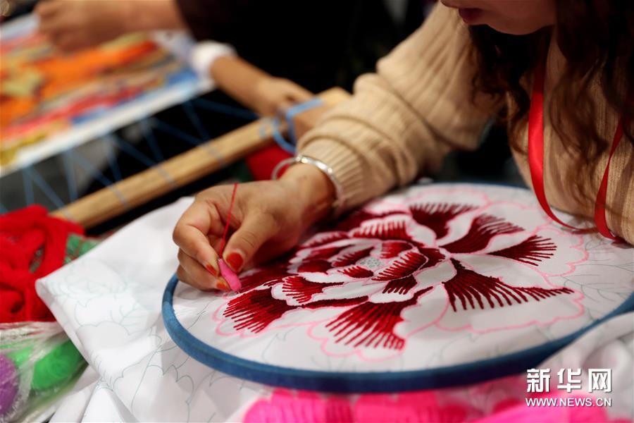 11月29日，来自青海的手工艺者现场展示剁绣技艺。新华社记者 刘颖 摄