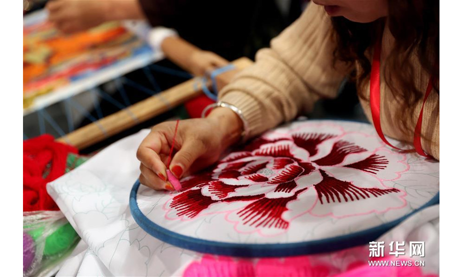 11月29日，来自青海的手工艺者现场展示剁绣技艺。新华社记者 刘颖 摄