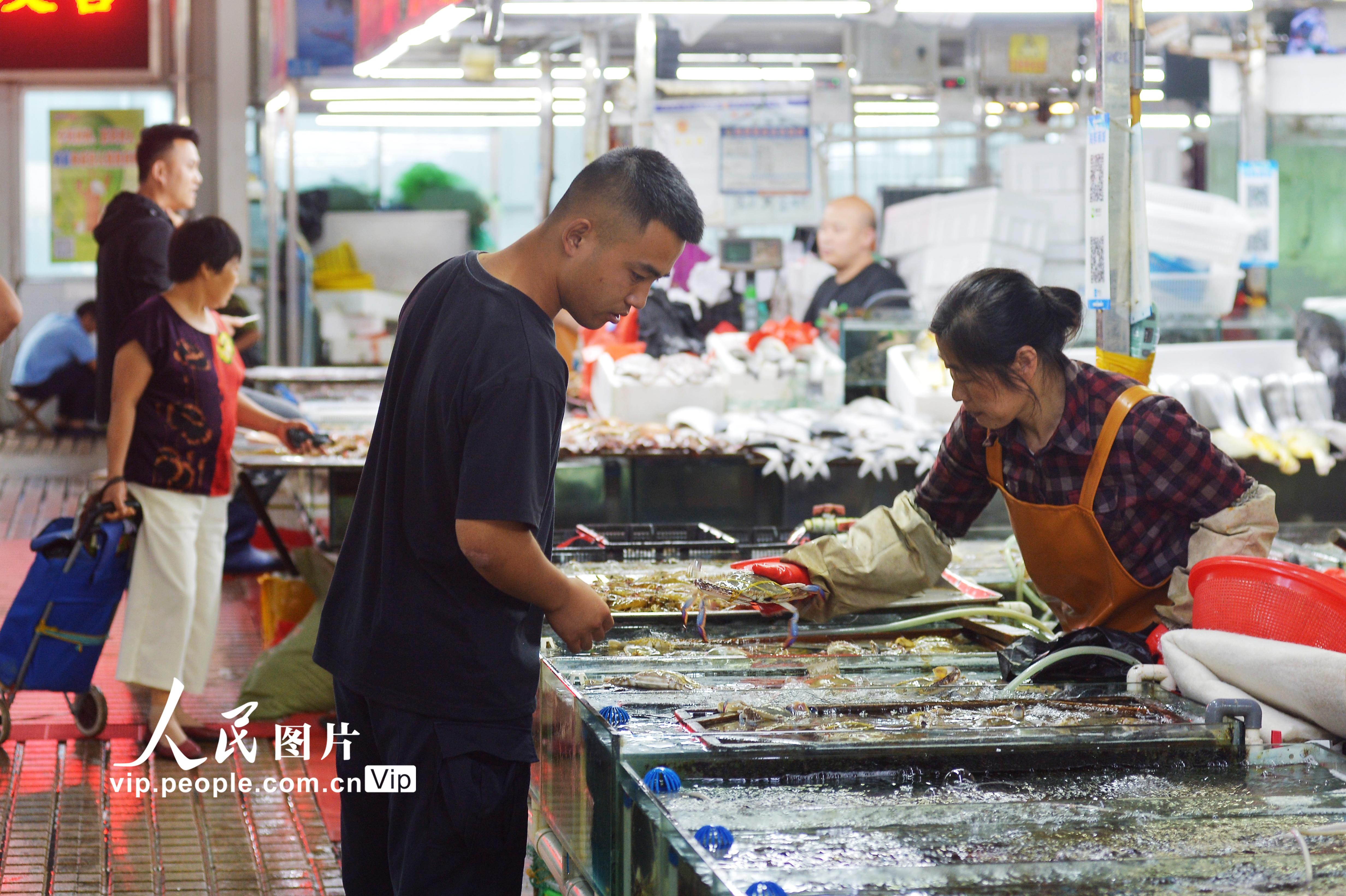 2020年9月14日，黄渤海伏季休渔结束两周，山东省青岛市城阳区海鲜市场摆满各种新鲜海鱼、螃蟹、贝类等海产。随着秋捕产量提高，各类海鲜价格逐渐回落，吸引不少消费者前来购买尝鲜。王海滨/摄