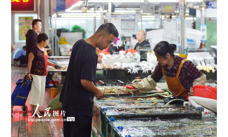 2020年9月14日，黄渤海伏季休渔结束两周，山东省青岛市城阳区海鲜市场摆满各种新鲜海鱼、螃蟹、贝类等海产。随着秋捕产量提高，各类海鲜价格逐渐回落，吸引不少消费者前来购买尝鲜。王海滨/摄