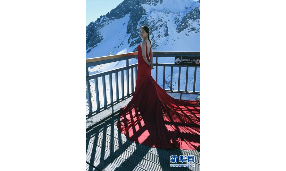 12月10日，游客在玉龙雪山拍照留影。新华社记者杨宗友摄