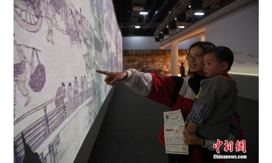 观众带孩子参观《清明上河图3.0》。中新社记者 王刚 摄