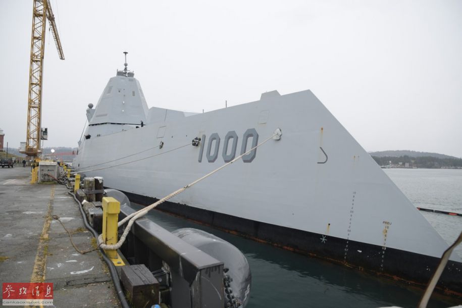 美海军“朱姆沃尔特”号（DDG-1000）隐身驱逐舰，因其独特的外形，被军迷绰号为“科幻战舰”。近日，该舰进行首次海外部署，在加拿大的埃斯奎莫尔特港停泊，这也是该舰首次访问加拿大。图为“朱姆沃尔特”号在加拿大港口停泊。