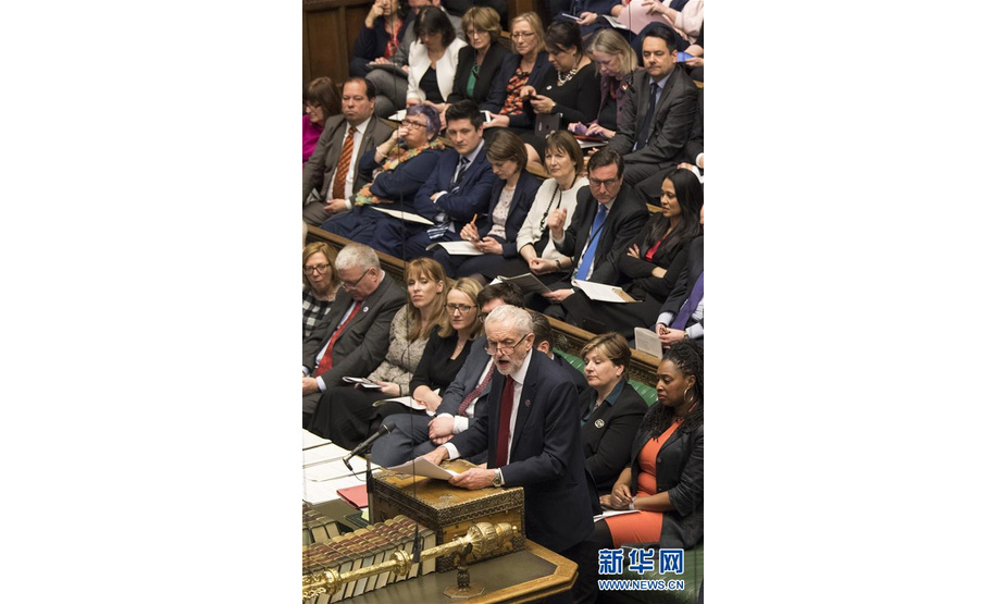 3月20日，在英国伦敦，英国反对党工党领导人科尔宾（前）出席议会下院进行的首相问答。 英国首相特雷莎·梅20日在议会下院说，她已向欧盟递交信函，正式提出推迟英国“脱欧”的申请。 新华社发（英国议会摄影师马克·达菲摄）