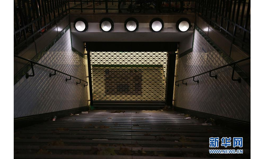 12月10日，在法国巴黎克里希门，13号地铁站关闭。法国全国跨行业大罢工及游行10日继续举行，交通、教育等多个行业受到影响。新华社记者 高静 摄