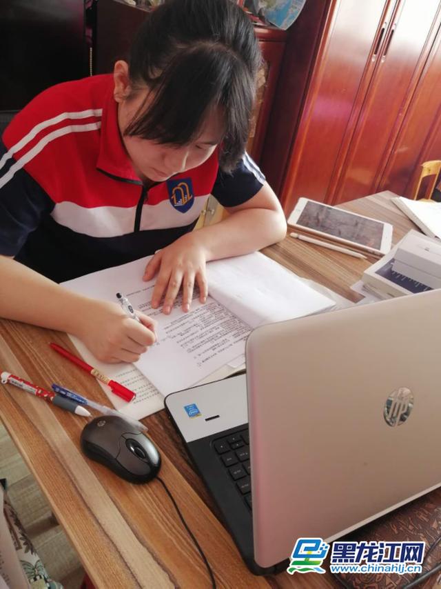 3月2日，黑龙江省春季新学期开学第一天，为维护疫情防控大局、确保广大师生身体健康，全省274万4349名中小学生同时参加线上学习，实现“停课不停学”，这在黑龙江基础教育史上前所未有。图为哈市122中学学生通过PC和网络电视学习。