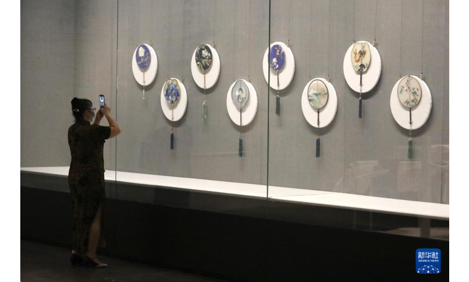 9月26日，参观者在“江南生活美学展”上欣赏江南刺绣团扇。