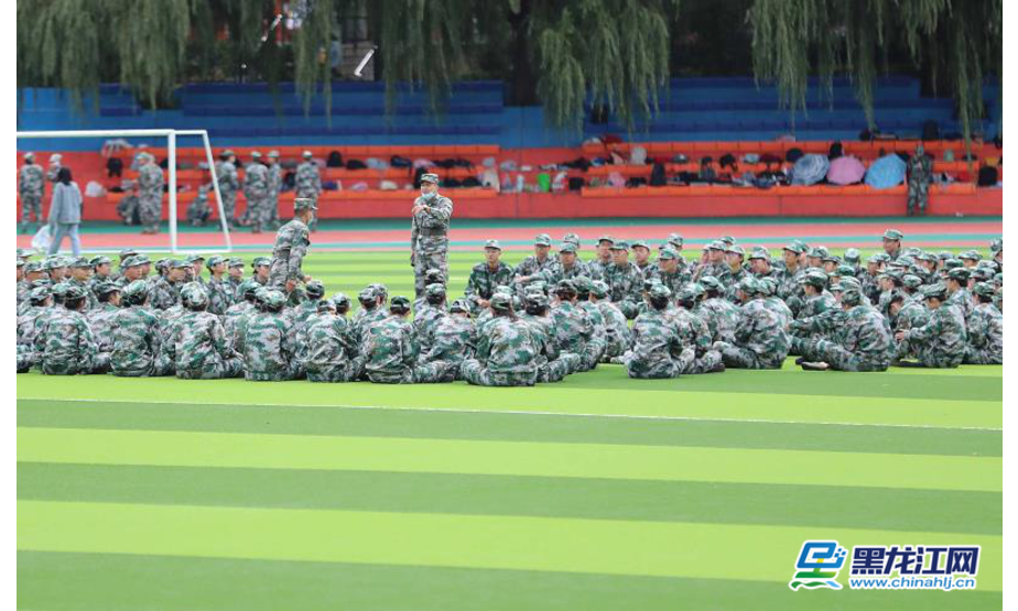军训，是新学期的第一课。9月，在哈尔滨市各大学校园内，2020级大一新生们穿着迷彩军装，迈向操场，阳光下那一排排笔直的身影与衣襟上的汗水是他们青春的印记。（记者 白林鹤）