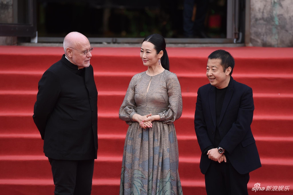 新浪娱乐讯 10月10日晚，第三届平遥国际电影展在山西平遥开幕，谢飞、管虎、陈冲、赵涛、张译、三吉彩花、邓恩熙，以及电影展创始人贾樟柯、艺术总监马可·穆勒等将亮相。（王远宏/摄影）