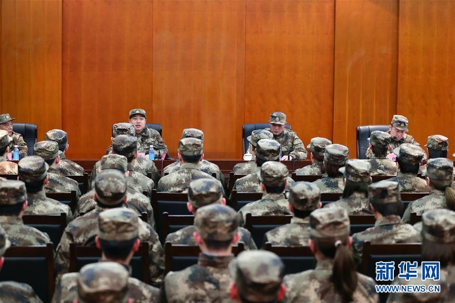 1月13日，中国乒协主席刘国梁（上左二）在思想政治学习中讲话。当日，中国国家乒乓球队在北京某军事体育训练中心开始为期一周的军训。新华社记者王东震摄

