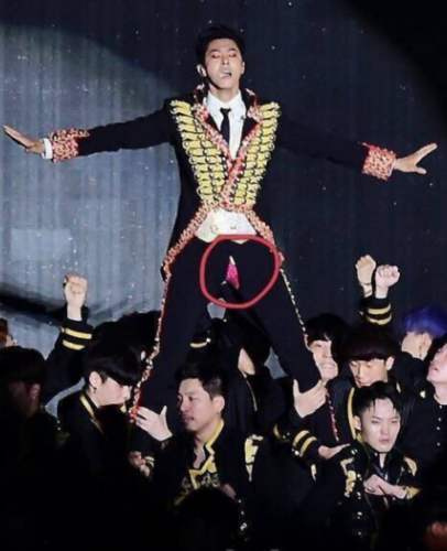 这是他退伍后的首次大型演出,郑允浩演唱新歌,献出了一场精彩的演出.