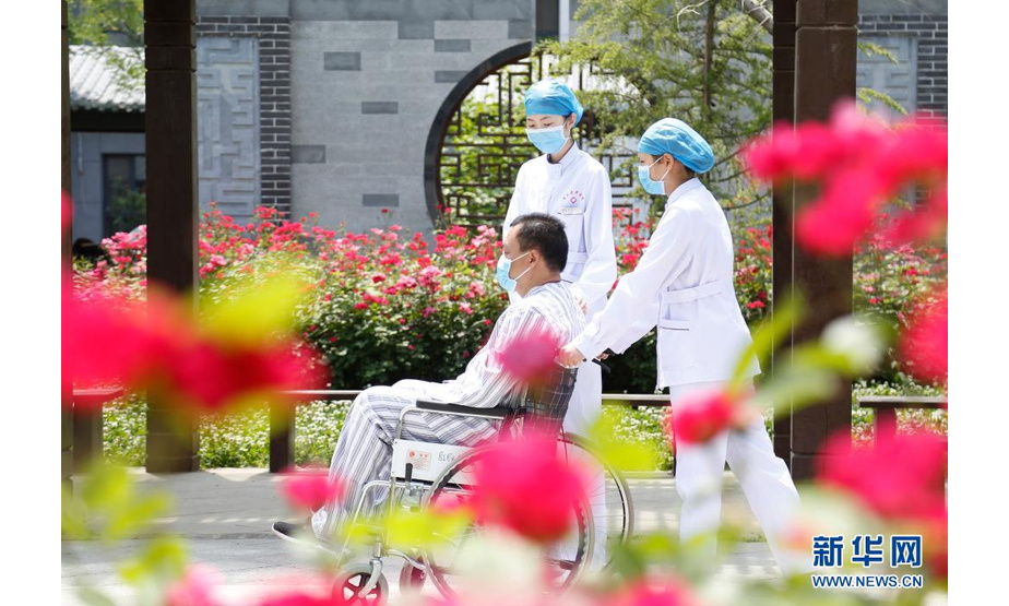 　5月11日，护士在贵州省黔西市人民医院血透室核对透析参数。

　　5月12日是第110个国际护士节。无数白衣天使在自己的岗位上，用爱心奉献践行着医护工作者救死扶伤的初心。

　　新华社发（范晖摄）