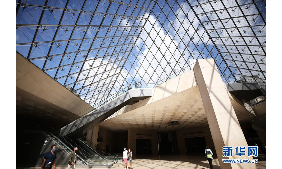 7月6日，人们进入法国巴黎卢浮宫博物馆参观。 因新冠病毒疫情关闭3个多月后，法国卢浮宫博物馆于6日重新开放。 新华社记者 高静 摄