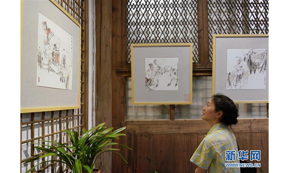 5月22日，美术爱好者在参观瓷画。新华社记者林善传摄