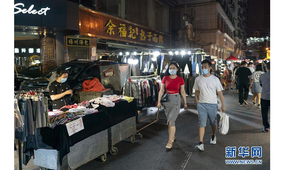 6月1日，市民在武汉保成路夜市消费休闲。 随着复工复产复市持续推进，武汉街头传统的夜市再次热闹起来，不少市民前来消费休闲，初夏的烟火气充满生机。 新华社记者 熊琦 摄