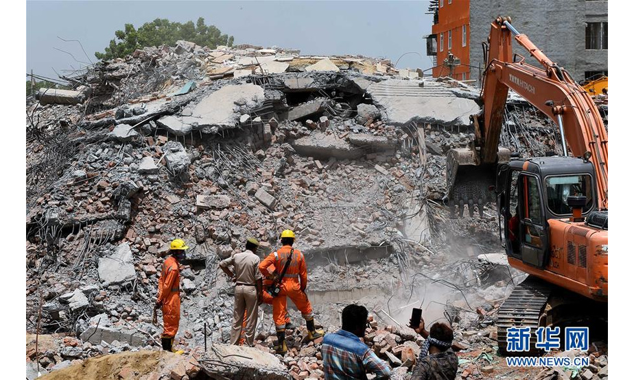 7月19日，在印度北方邦沙阿贝里村，救援人员在事故现场工作。 印度北方邦沙阿贝里村17日晚发生一起两栋楼房倒塌事故，截至当地时间18日晚，死亡人数已升至9人。 新华社记者张迺杰摄