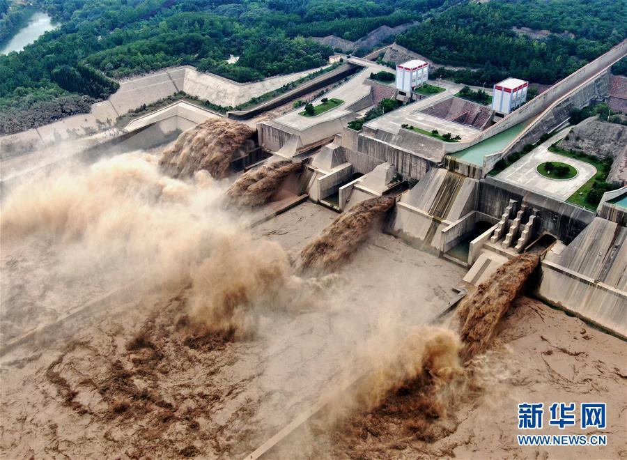 这是7月8日拍摄的黄河小浪底水利枢纽泄洪的场景（无人机照片）。 目前，黄河小浪底水利枢纽正在进行降水位腾库迎汛运用，裹挟着泥沙的水流飞泻而下，蔚为壮观。 新华社记者 李安 摄