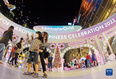 12月29日，游客在泰国曼谷一家商场的新年装饰前拍照。<br/><br/>　　随着2022年的脚步临近，全球多地的城市街头由“2022”标识装点，新年气氛渐浓。<br/><br/>　　新华社记者 王腾 摄