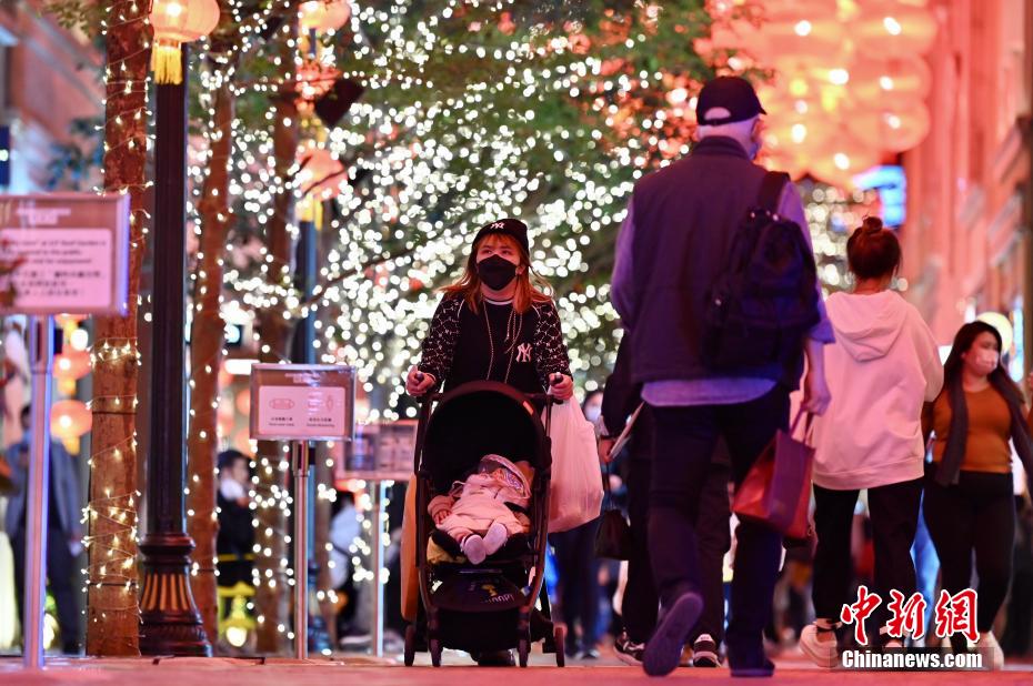 市民于利东街消遣。 李志华 摄