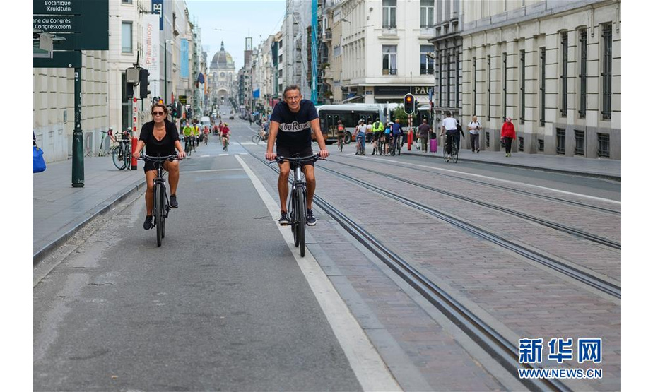 9月22日，在比利时首都布鲁塞尔，人们在一条交通主干道上骑行。 当日是布鲁塞尔一年一度的无车日，从早九点半至晚七点，市区内除公交车、出租车和部分特种车辆外，其他机动车辆禁止上路，市内公共交通免费。大批市民走上街头，享受没有机动车的“宁静”周末。 新华社记者张铖摄