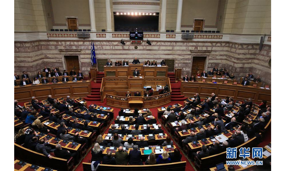 1月15日，在希腊首都雅典，希腊总理齐普拉斯在议会讲话。

　　当日，希腊议会启动对总理的信任投票程序。希腊国防部长坎梅诺斯13日由于对马其顿更改国名协议持反对意见而辞职，由他领导的独立希腊人党将退出联合政府。

　　新华社发（马里奥斯·罗洛斯 摄）