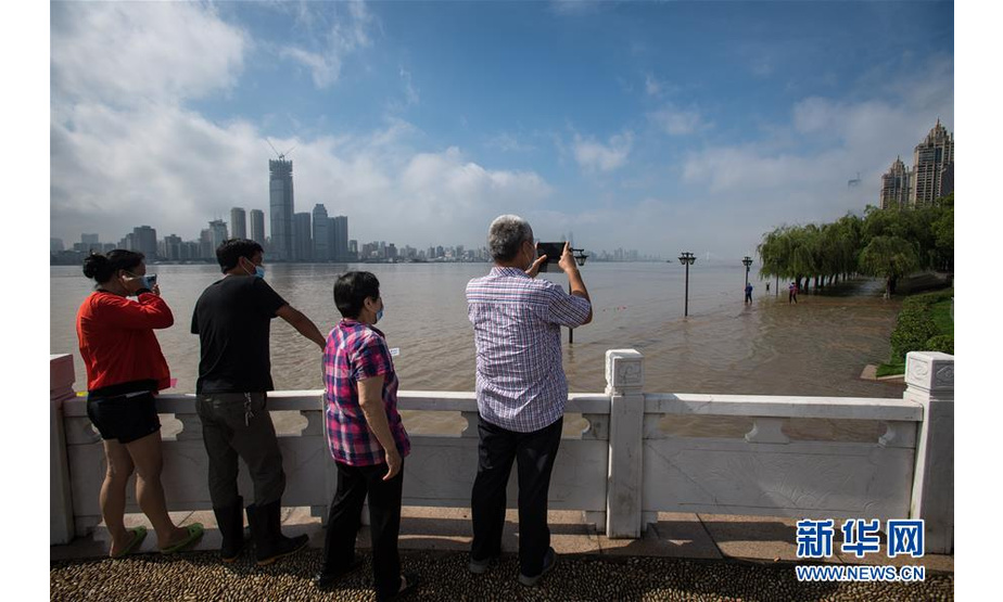 　7月6日，市民在武昌江滩远眺。  新华社记者 肖艺九 摄